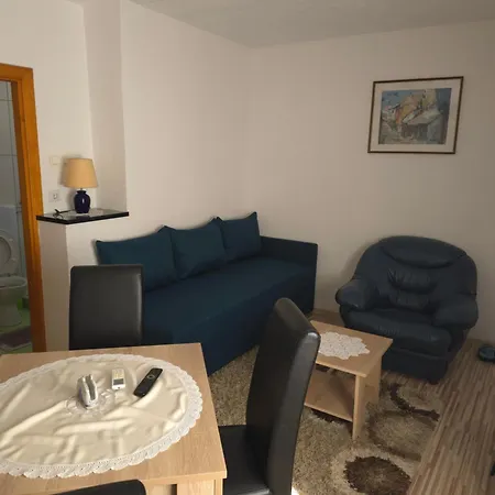 Nana Μόσταρ