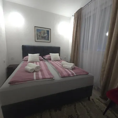 לינה וארוחת בוקר Nana