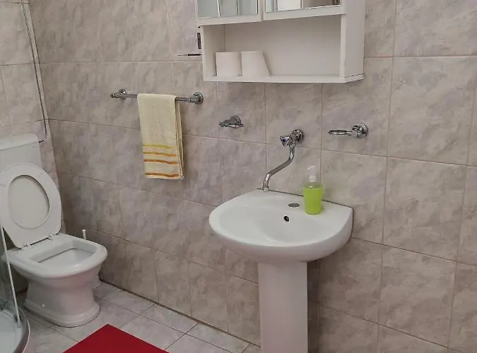 לינה וארוחת בוקר Nana