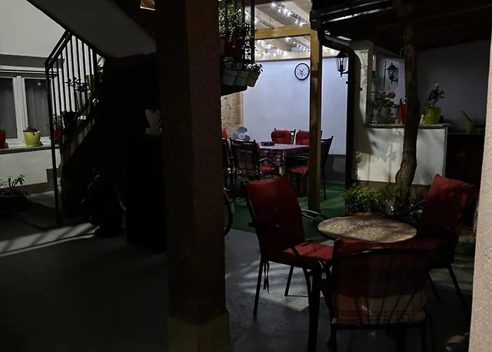 לינה וארוחת בוקר Nana