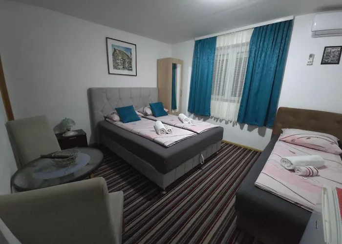 לינה וארוחת בוקר Nana מוסטר