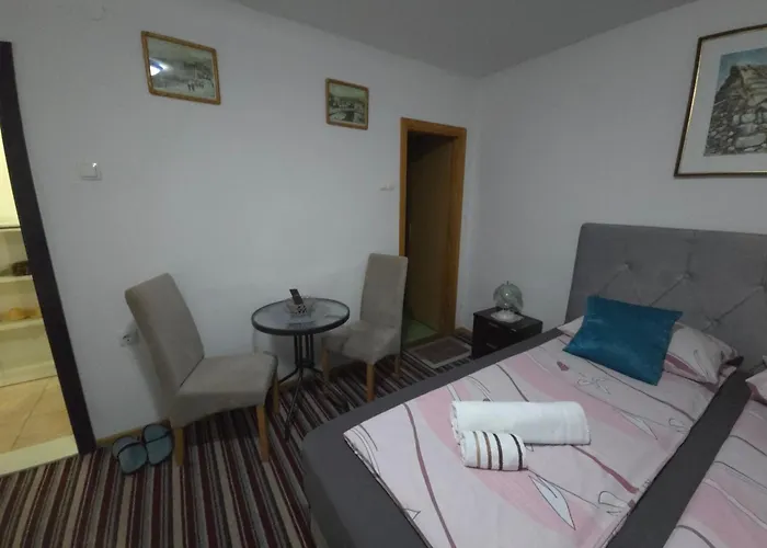 לינה וארוחת בוקר Nana מוסטר